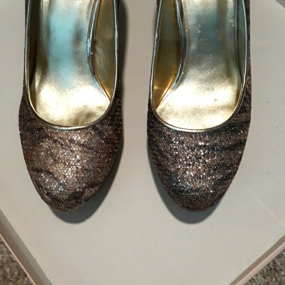 Nine West siz 7 1/2 heeled pump.